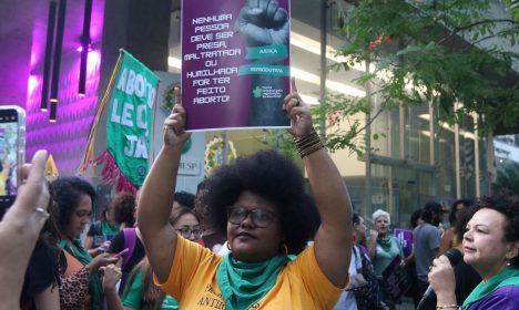 São Paulo (SP), 16/05/2024 - Ato em defesa dos serviços de aborto legal em frente ao Conselho Regional de Medicina do Estado de São Paulo - Cremesp. Foto: Rovena Rosa/Agência Brasil