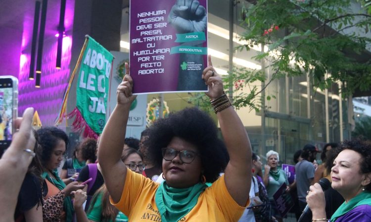 São Paulo (SP), 16/05/2024 - Ato em defesa dos serviços de aborto legal em frente ao Conselho Regional de Medicina do Estado de São Paulo - Cremesp. Foto: Rovena Rosa/Agência Brasil