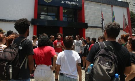 São Paulo (SP), 07/12/2023 - Vigília contra a prisão do grupo contrários à privatização da Sabesp, em frente ao 27° Distrito Policial (DP) do Campo Belo. Foto: Rovena Rosa/Agência Brasil