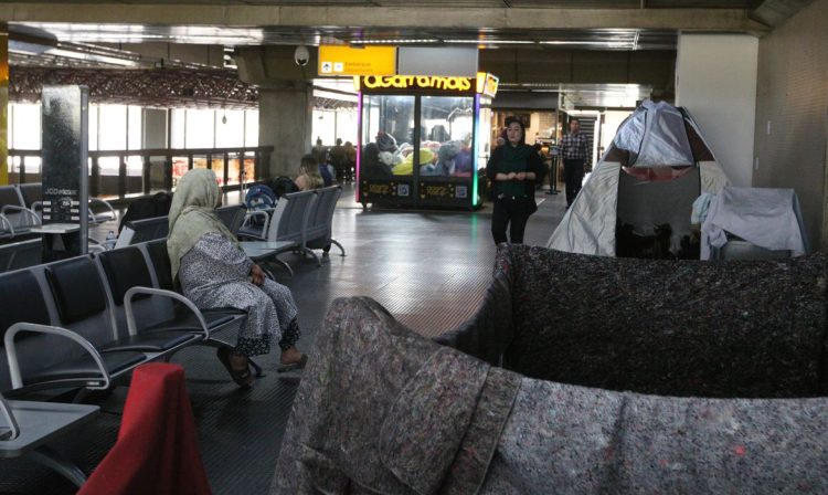 São Paulo (SP), 11/03/2024 - Parte do grupo de refugiados afegãos com visto humanitário que está acampado no Aeroporto Internacional de Guarulhos é levado para abrigo no primeiro dia do Ramadã. Foto: Rovena Rosa/Agência Brasil