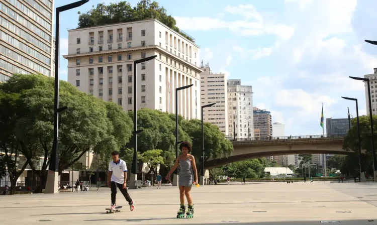 Pessoas praticam atividade física no Vale do Anhangabaú, centro da capital paulista.