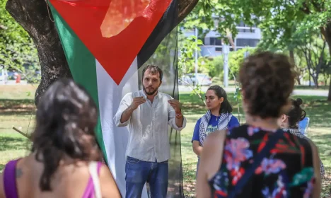 Brasília (DF), 15/10/2023,  O socioambientalista Thiago Ávila, durante aula pública Pró-Palestina, na asa norte em Brasília. Foto: Antônio Cruz/Agência Brasil