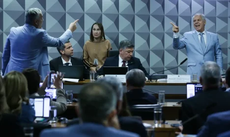 Brasília - 13/10/2025 - Reunião da Comissão Parlamentar Mista de Inquérito (CPMI) do INSS para ouvir o ex-presidente do Instituto Alessandro Antonio Stefanutto. (  Ex-presidente do INSS,  Alessandro Antonio Stefanutto, discuti com o relator da CPMI, Alfredo Gaspar com dedo em riste. Foto: Lula Marques/ Agência Brasil.