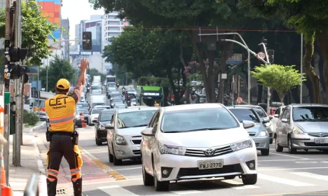 São Paulo (SP), 20/03/2024 - Funcionários da Companhia de Engenharia de Tráfego (CET) monitoram o trânsito na rua da Consolação durante o apagão de energia de Enel que desligou os semáforos. Foto: Rovena Rosa/Agência Brasil