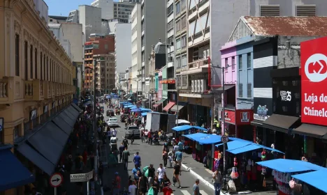 São Paulo (SP), 19/12/2023 - Movimento de consumidores nas lojas da rua 25 de Março. Foto: Rovena Rosa/Agência Brasil
