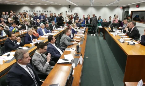Brasília - 22/10/2025 - Conselho de Ética e Decoro Parlamentar da Câmara durante reunião para apreciar e votar pareceres preliminares sobre 11 Deputados (Conselho de Ética arquiva pedido de cassação contra Eduardo Bolsonaro).  Foto: Lula Marques/ Agência Brasil.