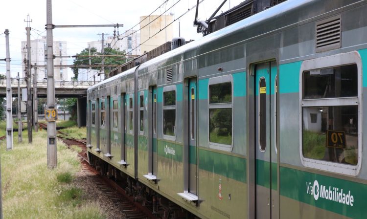 Linha 8 da Companhia Paulista de Trens Metropolitanos - CPTM, operada pela ViaMobilidade, na estação Domingos de Moraes.