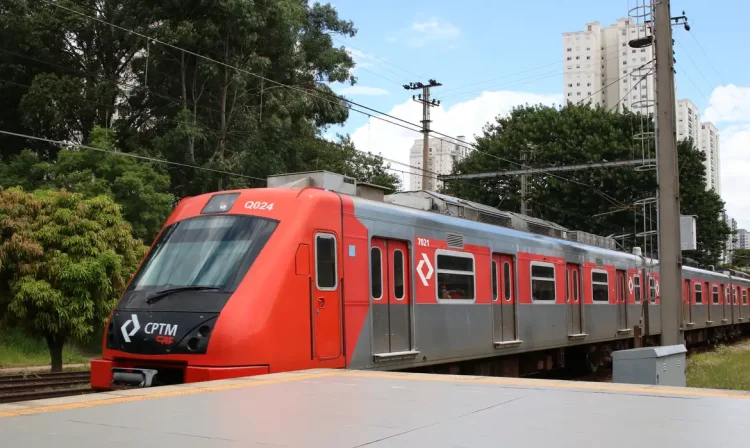 Linha 8 da Companhia Paulista de Trens Metropolitanos - CPTM, operada pela ViaMobilidade, na estação Domingos de Moraes.