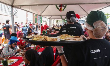 São Paulo (SP), 23/12/2023 - Ceia de Natal distribuida pela ONG SP Invisível para pessoas em vulnerabilidade social, durante a Jornada Nacional de Solidariedade Contra a Pobreza e a Fome, em Belenzinho. Foto: Rovena Rosa/Agência Brasil