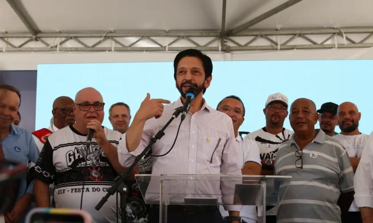 O prefeito de São Paulo, Ricardo Nunes, discursa na entrega das obras da Fábrica do Samba, projetada para as atividades de produção das escolas de samba, na Barra Funda.