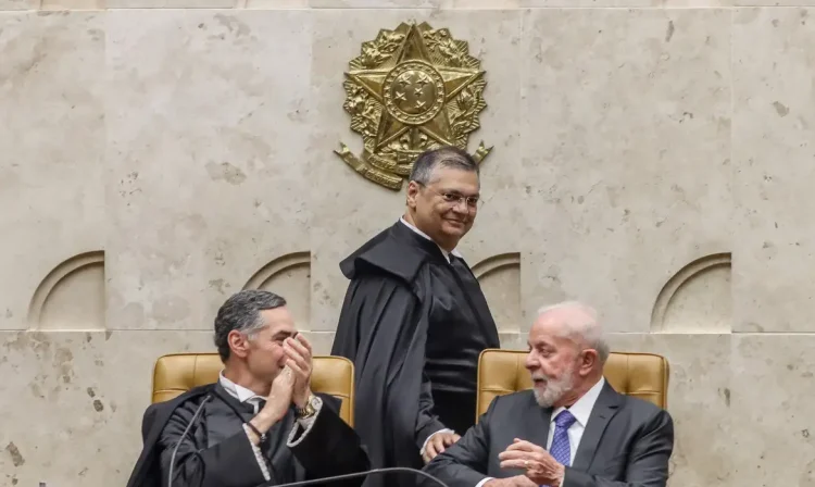 Brasília (DF), 22/02/2024, O Supremo Tribunal Federal (STF) realiza sessão solene de posse do novo ministro da Corte, Flávio Dino. Na foto o presidente do STF, Luiz Roberto Barroso, o Presidente Lula e o ministro Flávio Dino.  Foto: Valter Campanato/Agência Brasil