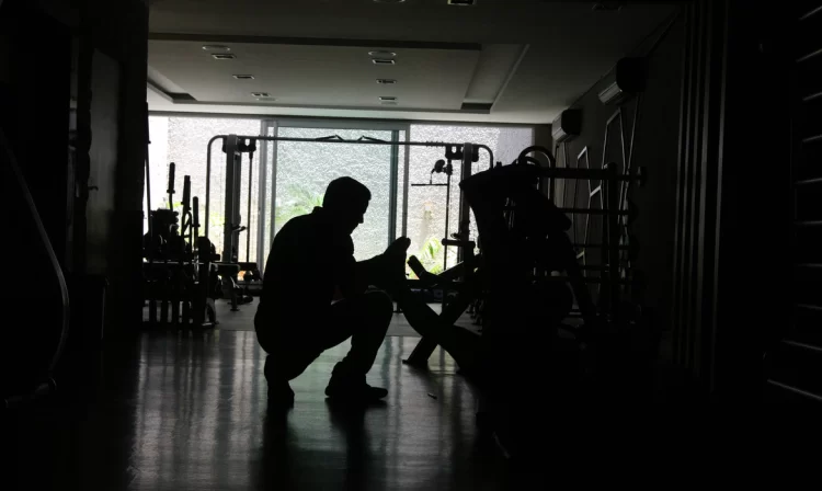 São Paulo (SP), 06/11/2023 - A academia Fitness funciona apenas parcialmente por causa da falta de energia após blecaute da Enel desde sexta (3) na Vila Saúde. Foto: Rovena Rosa/Agência Brasil