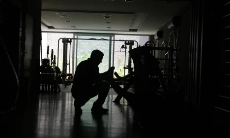 São Paulo (SP), 06/11/2023 - A academia Fitness funciona apenas parcialmente por causa da falta de energia após blecaute da Enel desde sexta (3) na Vila Saúde. Foto: Rovena Rosa/Agência Brasil