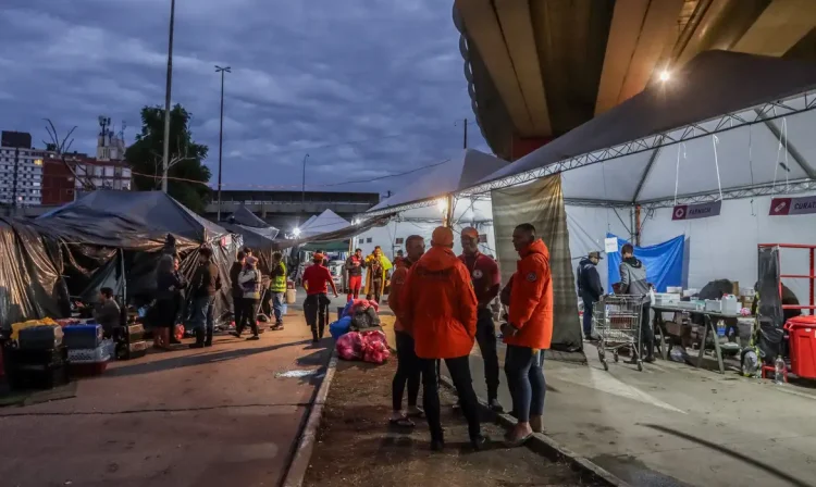 Porto Alegre (RS), 18/05/2024 – CHUVAS RS- Voluntários - Parte inferior do Viaduto José Eduardo Utzig foi transformada em um centro de acolhimento, com estações para prestar diferentes serviços para as pessoas resgatadas das enchentes ou prestadores de serviços voluntários. Foto: Rafa Neddermeyer/Agência Brasil