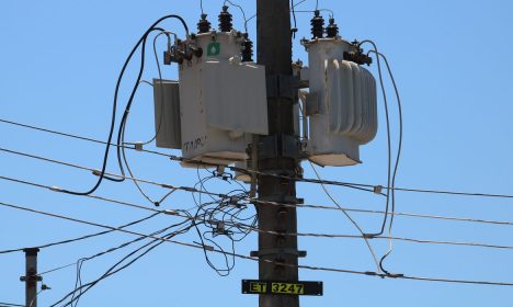 São Paulo (SP), 06/11/2023 - Poste de energia elétrica com cabos desconectados durante blecaute de ebergia da Enel da Via da Saúde. Foto: Rovena Rosa/Agência Brasil