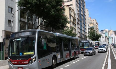 Movimento de ônibus no viaduto Doutor Plínio de Queirós, em Bela Vista.