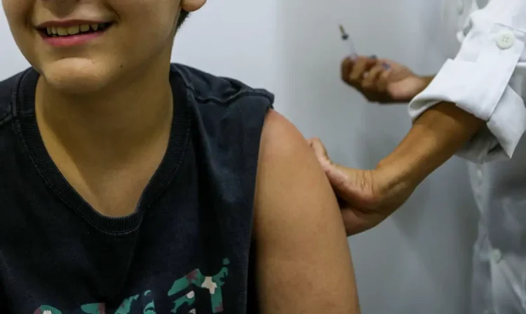 São Paulo (SP), 04/04/2024 - Primeiro dia de vacinação contra dengue em crianças de 10 a 14 anos na Unidade  Básica de Saúde - UBS Vila Jaguara, na região oeste.
Foto: Rovena Rosa/Agência Brasil