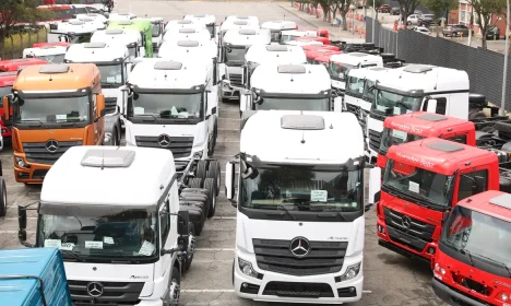 Caminhõesnovos  no pátio da Mercedes-Benz do Brasil em São Bernardo do Campo.