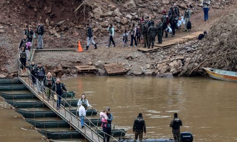 Lajeado (RS), 19/05/2024 – CHUVAS RS- PONTE FLUTUANTE - Centenas de pessoas estão passando diariamente por uma passarela flutuante sobre o  Rio Forqueta, afluente do Rio Taquari, que liga as cidades de Lajeado a Arroio do Meio. A ponte que atravessava o rio Taquari levando as pessoas de Lajeado até Arroio de Meio desabou com a cheia do rio, deviado às últimas fortes chuvas. Foto: Rafa Neddermeyer/Agência Brasil