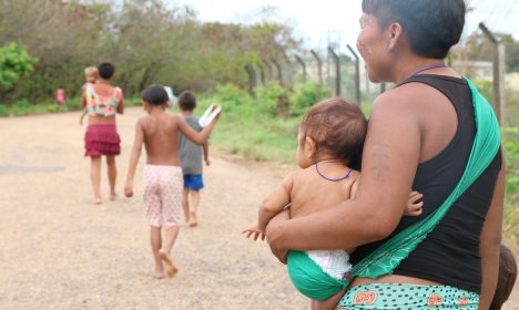 Boa Vista (RR), 15/02/2023, Mulher indígena com bebê em frente ao Hospital de Campanha Yanomami montado na Casa de Saúde Indígena - Casai.