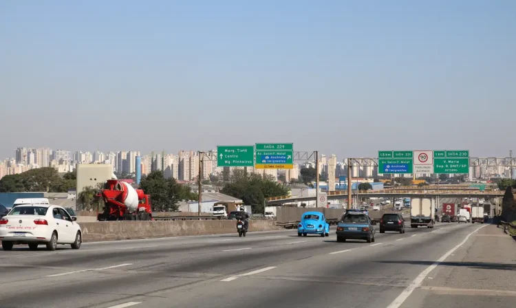 Trânsito de veículos na Rodovia Presidente Dutra