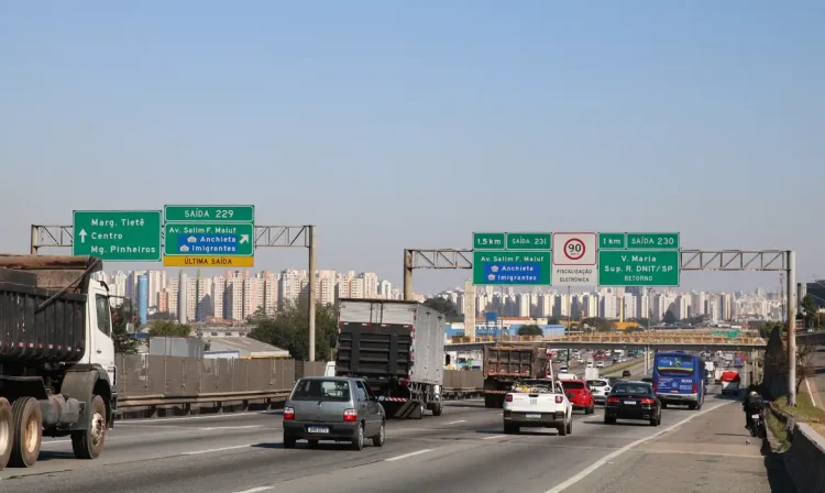 Trânsito de veículos na Rodovia Presidente Dutra