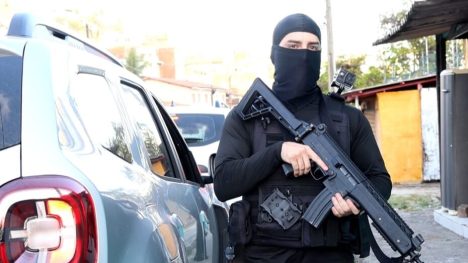 Polícia Civil em ação contra foragido por contrabando. Foto: PC RN.