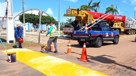 Trabalho do Detran consiste na revitalização da sinalização horizontal da zona urbana da cidade. Foto: DETRAN/RN.