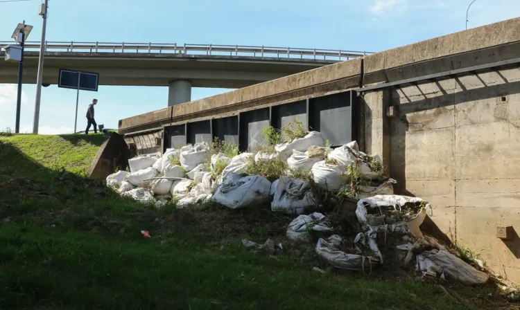 Porto Alegre (RS), 01/05/2025 – Uma das 14 comportas é vista com sacos de areia de improviso, que cercam o rio Guaíba.
Ha um ano o estado foi atingido por temporais que afetou mais de 400 municípios gaúchos, tiveram bairros inteiros alagados. A maior tragédia climática da história, deixou pelo menos 147 mortos e afetou mais de 2,1 milhões de pessoas.
Foto: Joédson Alves/Agência Brasil