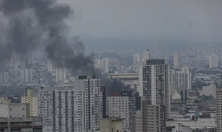 São Paulo (SP), 27/10/2024 - Incêndio atinge prédio no bairro do Brás Foto: Paulo Pinto/Agência Brasil