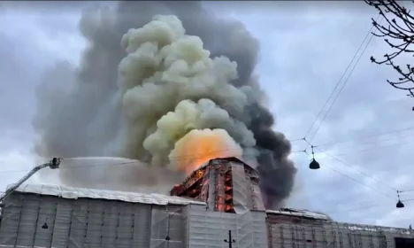 16/04/2024 - A antiga Bolsa de Valores é um edifício do século XVII, os media dinamarqueses já lhe chamam o “momento Notre Dame” da Dinamarca, numa comparação com o incêndio que destruiu o emblemático edifício de Paris, fez na segunda-feira cinco anos.
O fogo já provocou a queda da torre do edifício, enquanto os bombeiros dinamarqueses tentam extinguir o incêndio. As autoridades isolaram uma vasta área onde se situa a antiga Bolsa de Valores, no centro da cidade de Copenhaga.
A antiga Bolsa de Valores é um edifício do século XVII, os media dinamarqueses já lhe chamam o “momento Notre Dame” da Dinamarca, numa comparação com o incêndio que destruiu o emblemático edifício de Paris, fez na segunda-feira cinco anos.

O fogo já provocou a queda da torre do edifício, enquanto os bombeiros dinamarqueses tentam extinguir o incêndio. As autoridades isolaram uma vasta área onde se situa a antiga Bolsa de Valores, no centro da cidade de Copenhage
Frame Reuters