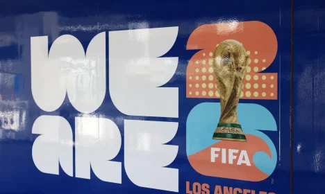 Placa de promoção da Copa do Mundo em 2026 em estação de metrô recém-inaugurada no Aeroporto Internacional de Los Angeles 
22/08/2025
REUTERS/David Swanson