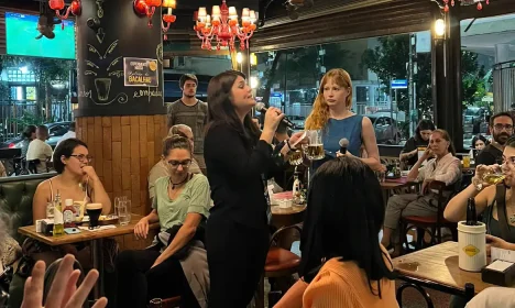 A cientista da UFRJ Isalira Peroba tira dúvidas do público sobre ciência em bar do Rio. Foto: Pint of Science/Divulgação