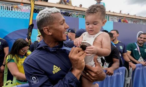 Brasília (DF) 09/08/2024 - Com essa medalha, Isaquias Queiroz se iguala a lendas do esporte brasileiro como Robert Scheidt e Torben Grael, ambos com cinco medalhas olímpicas. Ele fica atrás apenas de Rebeca Andrade, que acumulou seis medalhas em sua carreira, quatro delas conquistadas em Paris 2024.
Foto: Alexandre Loureiro/COB