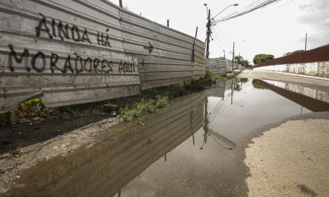 Maceió (AL) 16/12/2023 – Os esquecidos pela Braskem – Moradores colocaram um aviso em um bloqueio da Braskem que`Ainda hà moradores aqui´ nas proximidades da mina n°18 da mineradora na lagoa de Mundaú.
Foto: Joédson Alves/Agência Brasil