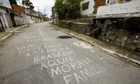 Maceió (AL) 17/12/2023 – Moradores deixam frases em suas casas após serem desalojados, nas proximidades da mina n°18 da mineradora Braskem na lagoa de Mundaú.
Foto: Joédson Alves/Agência Brasil