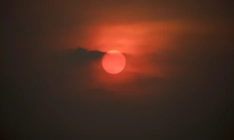 Porto Jofre (MT) 17/11/2023 – Fim de tarde com sol vermelho por conta da fumaça do incêndio florestal que atinge o Pantanal.
Foto: Joédson Alves/Agência Brasil