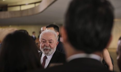 Brasília (DF) 25/09/2023 – O presidente Luiz Inácio Lula da Silva conversa com jornalistas sobre a cirurgia que irá fazer no quadril na próxima sexta feira (29), após encontro com primeiro-Ministro do Vietnã, Pham Minh Chinh, no Palácio do Itamaraty
Foto: Joédson Alves/Agência Brasil