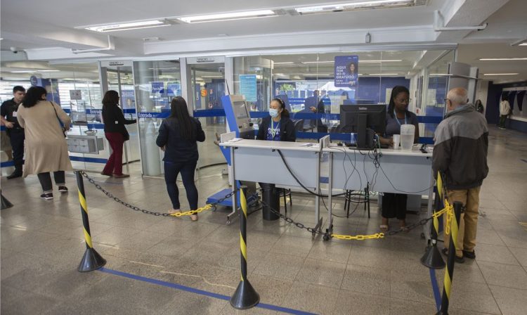 Brasília (DF) 21/07/2023 -  A CAIXA abrirá todas as agências com uma hora de antecedência, nesta sexta-feira, para ação voltada ao público do Desenrola Brasil. 
Foto: Joédson Alves/Agência Brasil