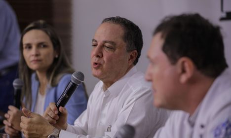 Brasília (DF) 29/09/2023 - A equipe médica que fez a cirurgia de quadril no presidente, Luiz Inácio Lula da Silva, composta pelos médicos Ana Helena Germoglio (e), Roberto Kalil (c), Giancarlo Polesello (d), faz o balanço da cirurgia durante entrevista coletiva.
Foto: Joédson Alves/Agência Brasil