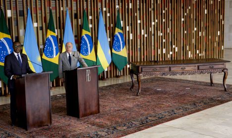 Brasília (DF) 05/10/2023 - O ministro das Relações Exteriores, Mauro Vieira, e o ministro dos Negócios Estrangeiros de Ruanda, Vincent Biruta, assinam acordos bilaterais e declaração a imprensa, os acordos assinados, o tratado de transferência de pessoas condenadas, comércio e investimentos, meio ambiente e mudança do clima, e questões sobre paz e segurança. 
Foto: Joédson Alves/Agência Brasil