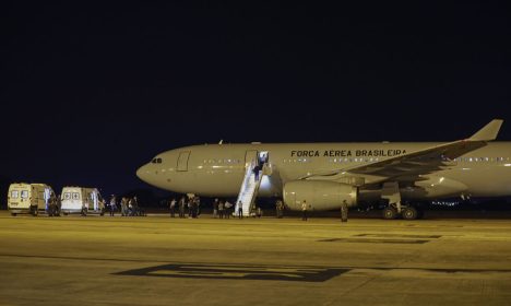 Brasília (DF) 11/10/2023 – O primeiro avião da FAB trazendo 211 brasileiros de Israel aterrissa às 4h da manhã, na Base Aérea de Brasília. A operação de resgate, denominada Voltando em Paz, começou no domingo (8) com a saída da aeronave do Brasil com destino à Itália e, de lá, para Tel Aviv (capital israelense), de onde os brasileiros embarcaram.
Foto: Joédson Alves/Agência Brasil