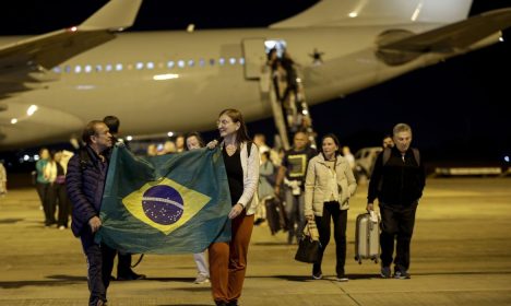 Brasília (DF) 11/10/2023 – O primeiro avião da FAB trazendo 211 brasileiros de Israel aterrissa às 4h da manhã, na Base Aérea de Brasília. A operação de resgate, denominada Voltando em Paz, começou no domingo (8) com a saída da aeronave do Brasil com destino à Itália e, de lá, para Tel Aviv (capital israelense), de onde os brasileiros embarcaram.
Foto: Joédson Alves/Agência Brasil