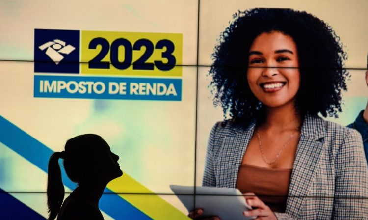 Brasília 17/03/2023 - Fotos para ilustrar matéria  sobre imposto de renda, o prazo de entrega da declaração mudou. Começou às 9h desta quarta-feira (15) e vai até as 23h59min59s de 31 de maio. A mudança, segunda a Receita, foi necessária para que todos os contribuintes tenham acesso à declaração pré-preenchida, que é enviada duas semanas após a entrega dos informes de rendimentos pelos empregadores, pelos planos de saúde e pelas instituições financeiras. 
Foto: Joédson Alves/ Agência Brasil