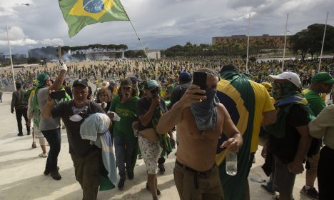 Brasilia 07/02/2023 - Manifestantes invadem predios publicos na praca dos Tres Poderes, na foto manifestantes na rampa de ascesso do Palacio do Planalto