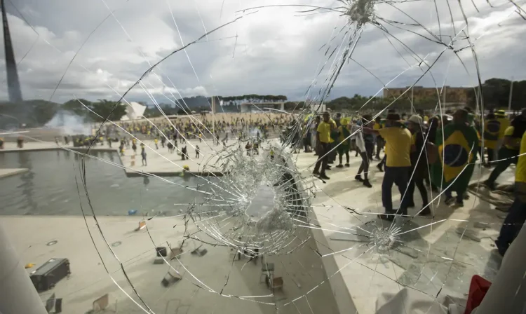 Brasilia (DF) 08/01/2023 - Golpistas invadem prédios públicos na praça dos Três Poderes. Vandalos  na rampa de acesso do Palácio do Planalto.