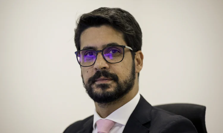 Brasília (DF) 23/10/2023 – O novo presidente interino da Empresa Brasil de Comunicação (EBC), Jean Lima posa para fotografia em seu gabinete.
Foto: Joédson Alves/Agência Brasil