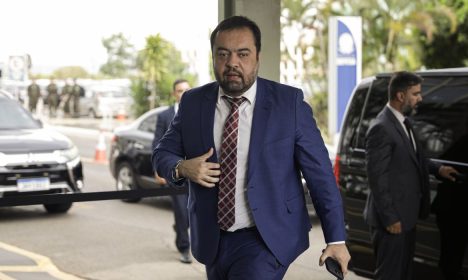 Brasília (DF), 25/10/2023 - O governador do Rio de Janeiro, Cláudio Castro chegando no ministério da Defesa, para se reunir com ministro, José Mucio. Governador veio tratar da crise na segurança do Rio de Janeiro
Foto: Joédson Alves/Agência Brasil