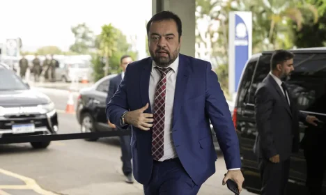 Brasília (DF), 25/10/2023 - O governador do Rio de Janeiro, Cláudio Castro chegando no ministério da Defesa, para se reunir com ministro, José Mucio. Governador veio tratar da crise na segurança do Rio de Janeiro
Foto: Joédson Alves/Agência Brasil