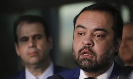 Brasília (DF), 25/10/2023 - O governador do Rio de Jnaeiro, Cláudio Castro fala com jornalistas na saída do ministério da Defesa, após reunião com ministro, José Mucio.
Governador fala sobre crise na segurança do Rio de Janeiro
Foto: Joédson Alves/Agência Brasil